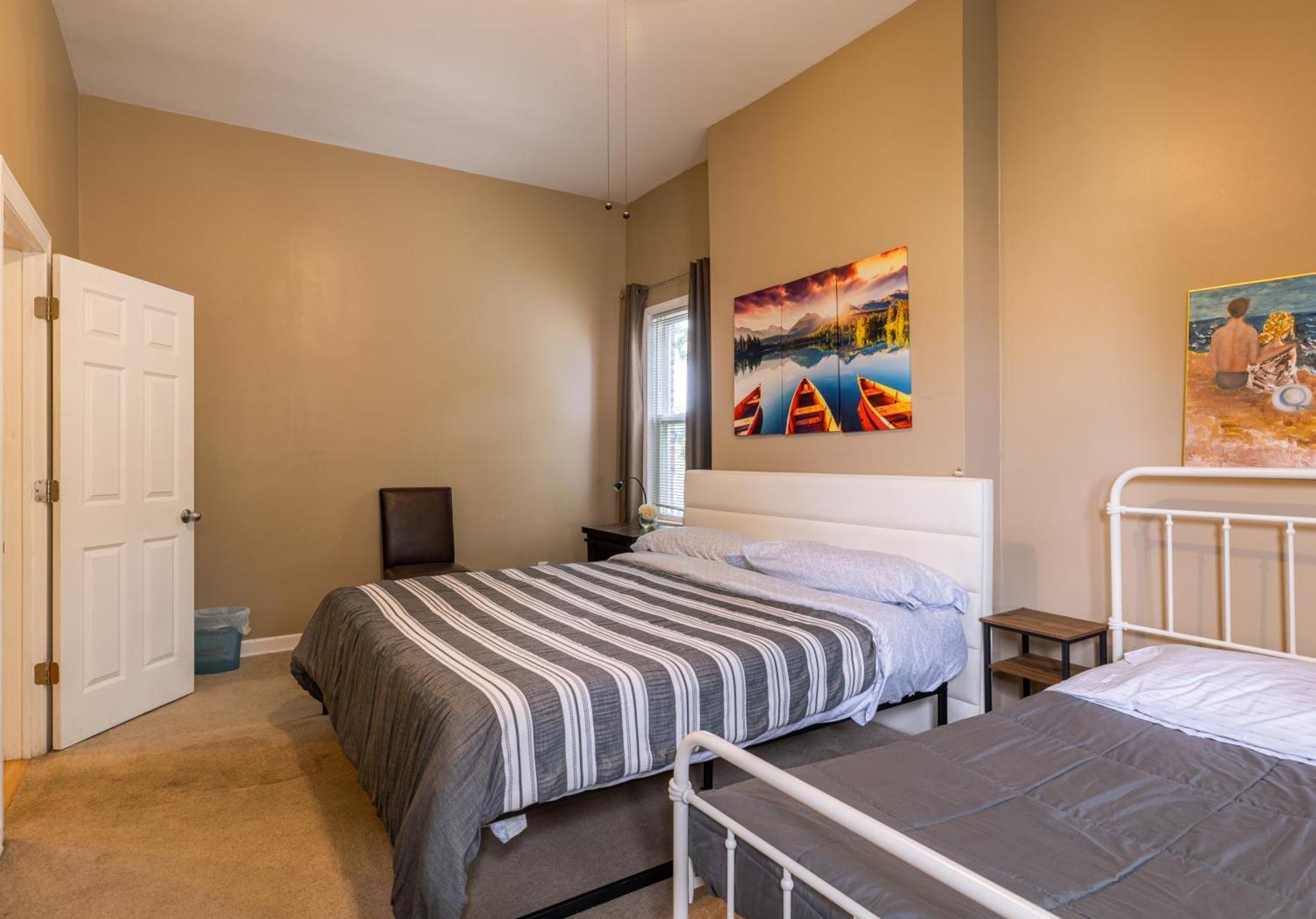 Holiday home Spacious Row Next Transit Near Downtown W Parking