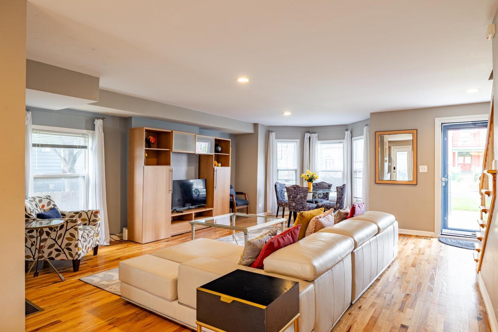 Spacious Row Next Transit Near Downtown W Parking Holiday home *