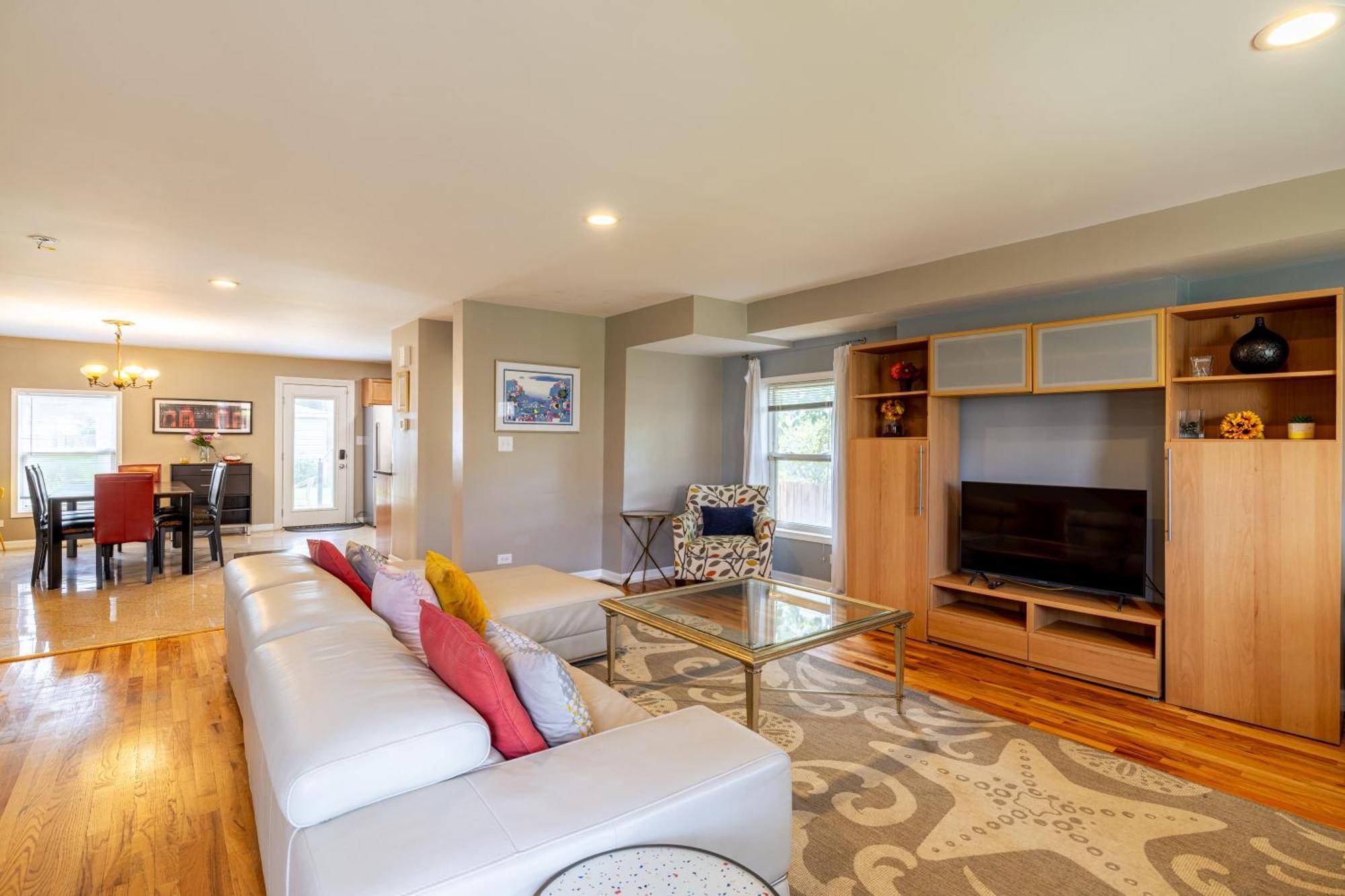 Spacious Row Next Transit Near Downtown W Parking Holiday home
