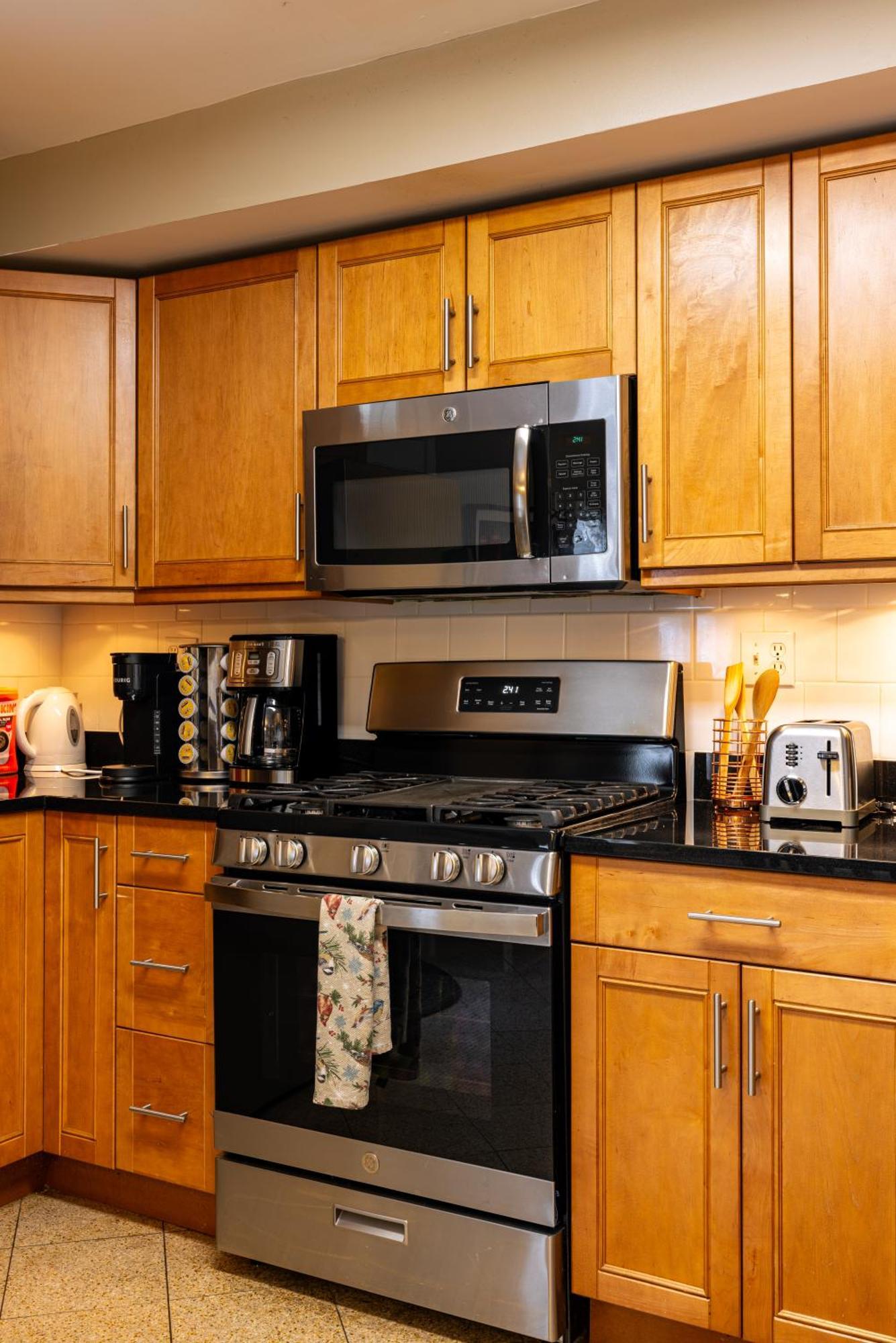 Spacious Row Next Transit Near Downtown W Parking Holiday home *